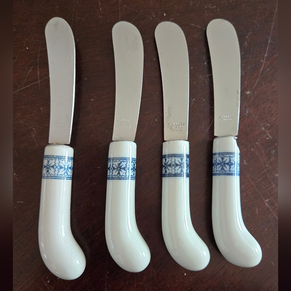 4 Vintage Porcelain And Stainless  Cheese Spreaders